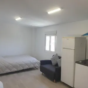 https://piso-tico-acogedor-y-con-terraza-privada-en-el-centro.adeje-hotels.com
